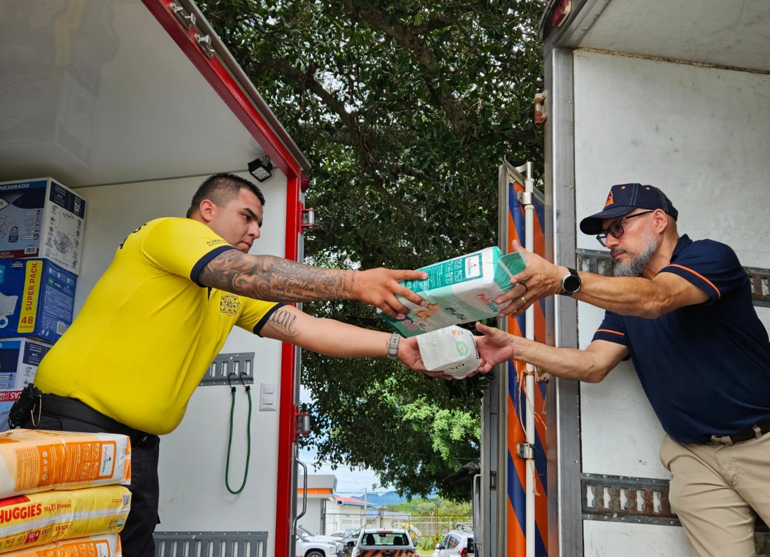 Personal de la Comisión Nacional de Emergencias y del Cuerpo de Bomberos de Costa Rica supervisa el cargamento de insumos donados antes de su traslado a Venezuela. Crédito: CNE