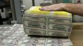 El peso colombiano registra su mayor revaluación frente al dólar en 10 años, con un cierre de $3.475,78 frente a los $4.994,61 de noviembre de 2022 - crédito Reuters