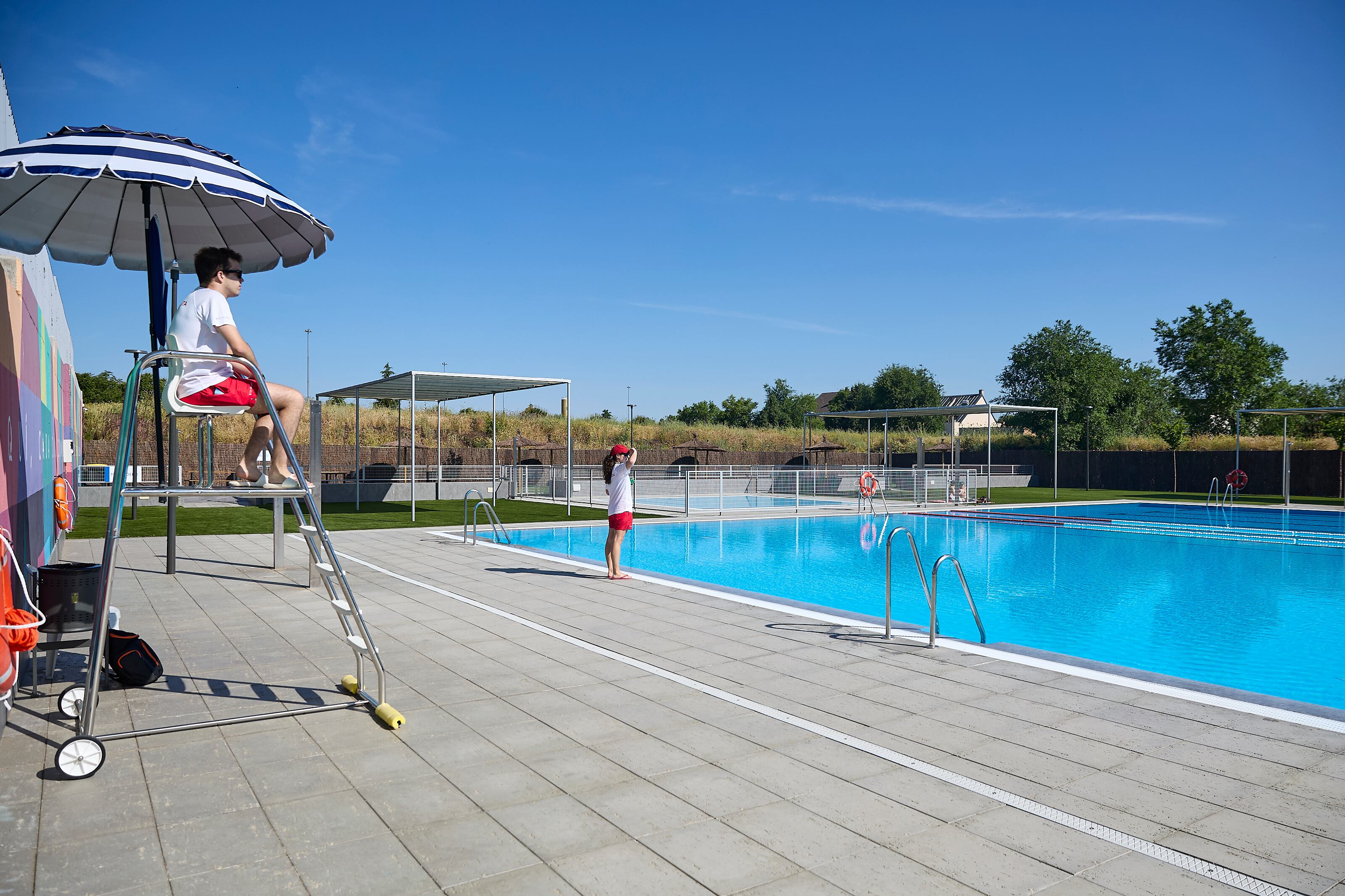 Socorristas en la piscina del Centro Deportivo Municipal Mistral, en Madrid. (Jesús Hellín/Europa Press)