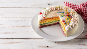 Tarta arcoíris: un postre dulce para triunfar en fiestas, comidas y cumpleaños