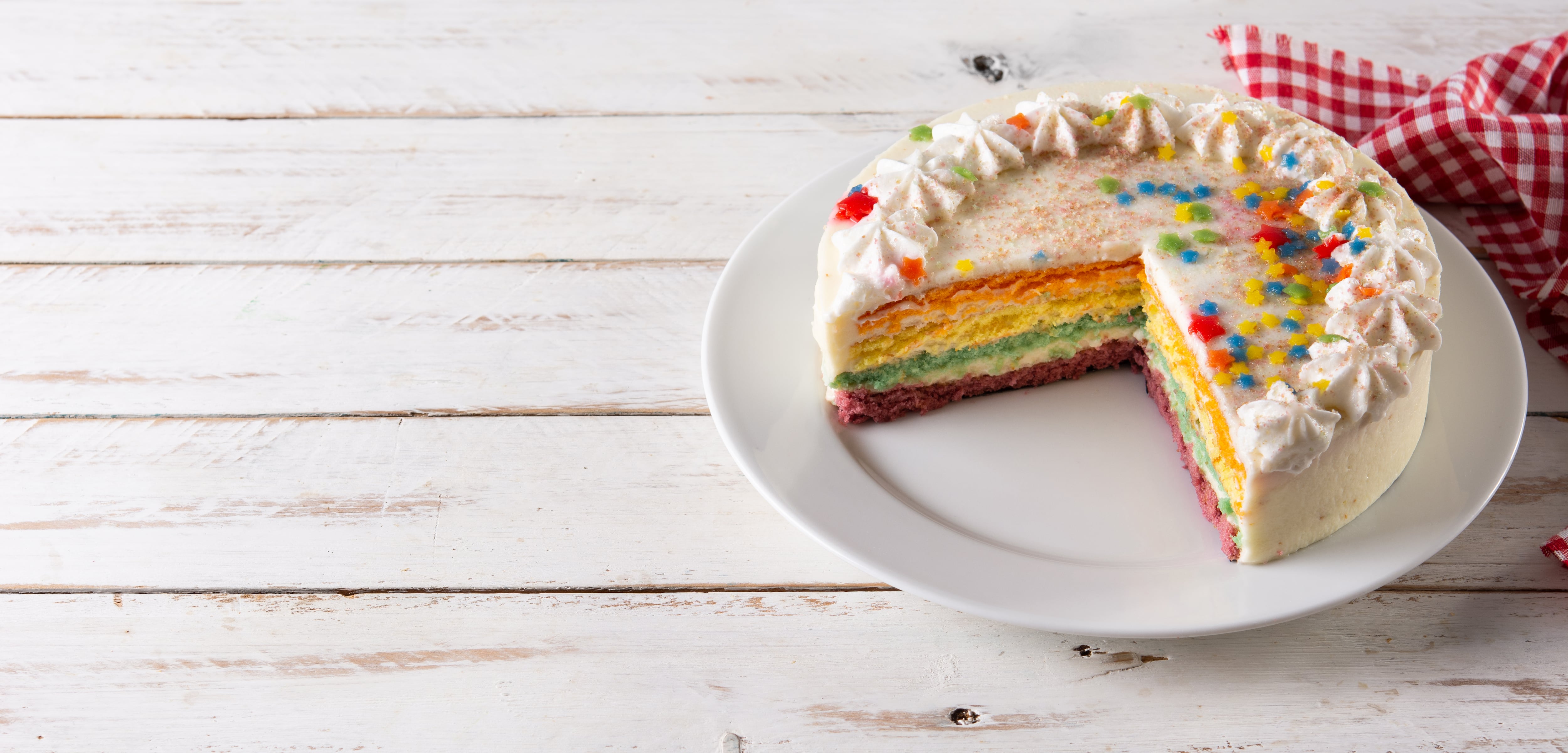Tarta arcoíris: un postre dulce para triunfar en fiestas, comidas y cumpleaños
