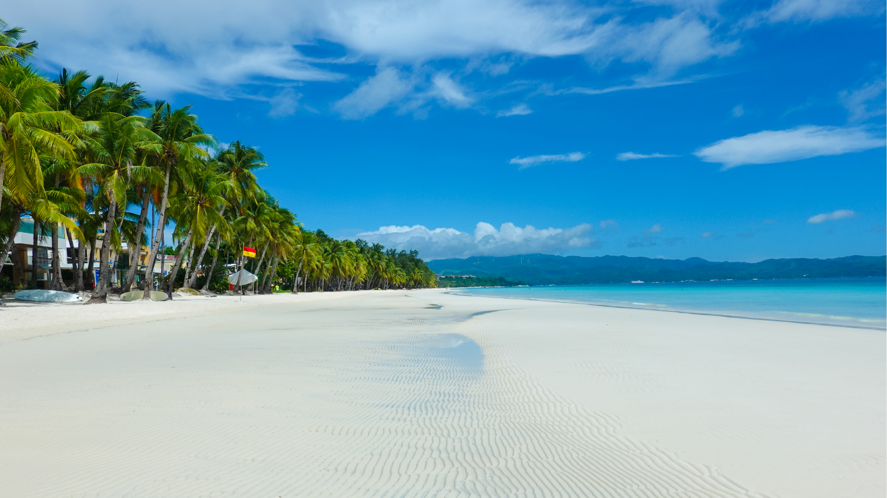 Boracay, en Filipinas, mantiene temperaturas altas durante buena parte del año y un mar apto para el baño sin grandes oscilaciones (Wikimedia Commons)