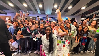 Simone Biles deslumbra en su llegada a Perú: "No puedo esperar para conocerlos a todos"