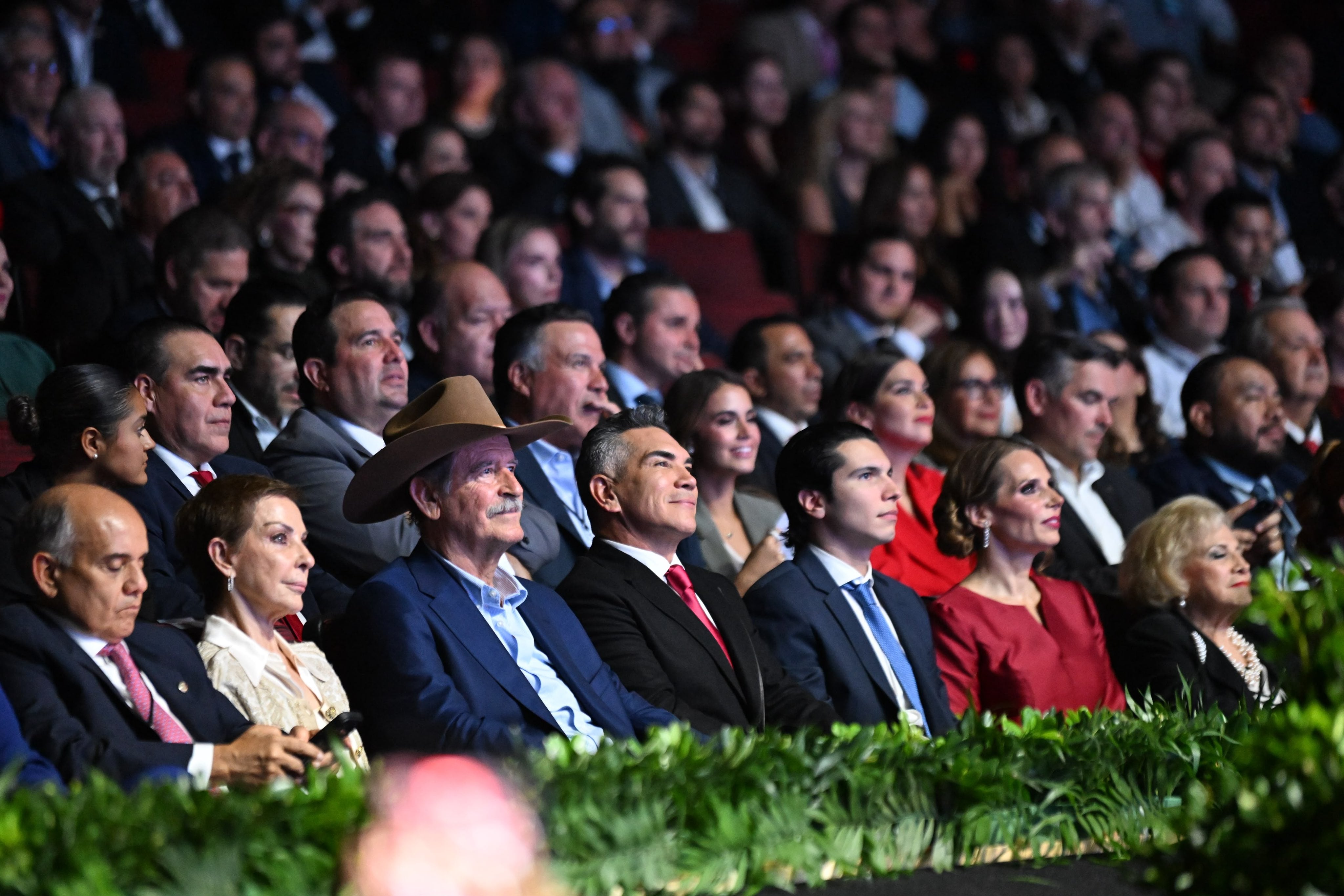 El líder del PRI, Alejandro Moreno junto al expresidente de México, Vicente Fox, durante el informe de gobierno del alcalde de Monterrey, Adrián De la Garza (@alitomorenoc/X)