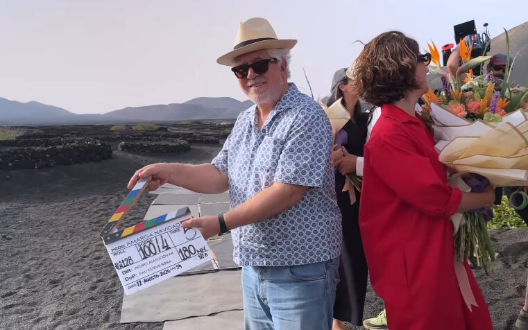 Pedro Almodóvar celebra el final del rodaje de