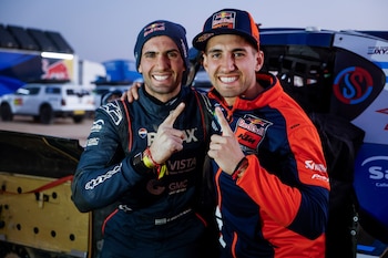 Kevin Benavides y su hermano Luciano Benavides. Ambos ganaron el Rally Dakar en motos (Florent Gooden / DPPI / Red Bull Content Pool // SI202601110163)