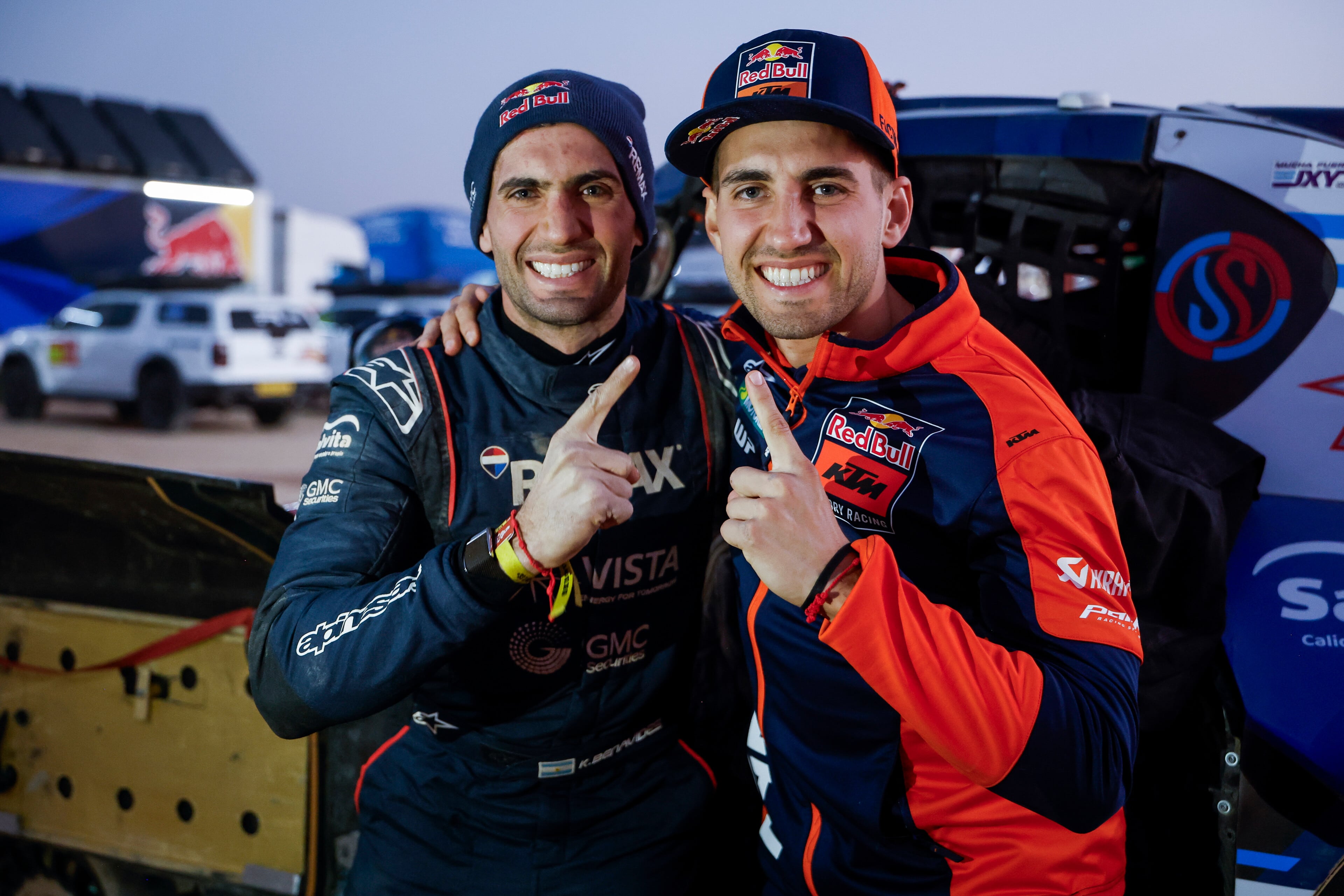 Kevin Benavides y su hermano Luciano Benavides. Ambos ganaron el Rally Dakar en motos (Florent Gooden / DPPI / Red Bull Content Pool // SI202601110163)