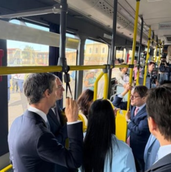 El ministro de Obras Públicas y Transportes, Efraim Zeledón, señaló que la modernización de las flotas debe realizarse sin trasladar todo el costo de la inversión a los usuarios. Crédito: Unión Europea