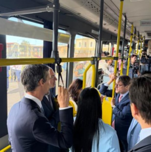 El ministro de Obras Públicas y Transportes, Efraim Zeledón, señaló que la modernización de las flotas debe realizarse sin trasladar todo el costo de la inversión a los usuarios. Crédito: Unión Europea