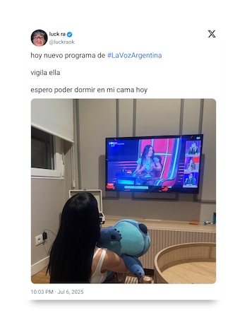 Luck Ra compartió una foto con La Joaqui mirando La Voz: "Espero poder dormir en cama hoy"