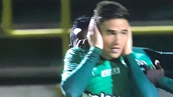 Agustín Palavecino celebró tapándose los