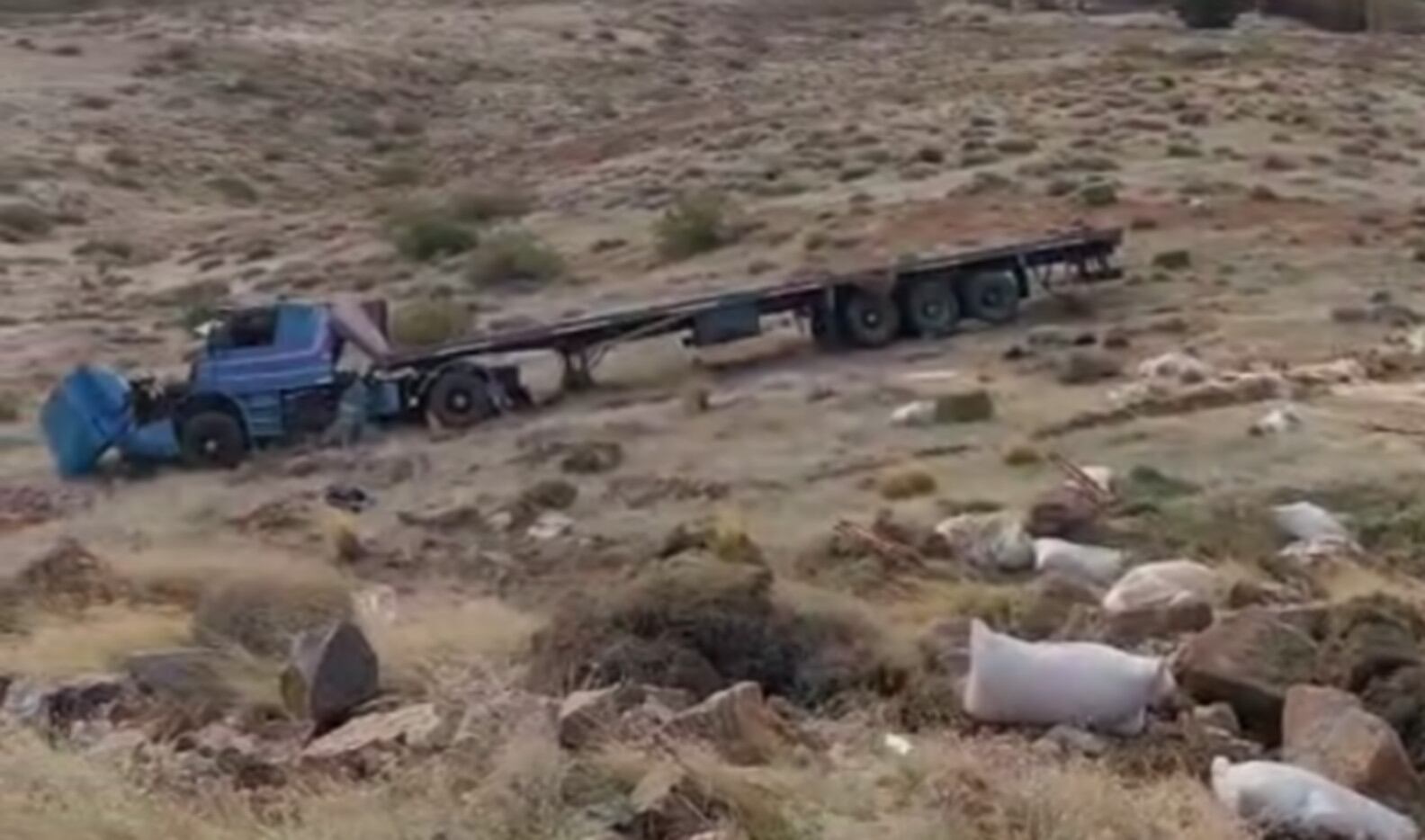 En camión sin frenos desbarrancó en Neuquén y el chofer resultó ileso (Diario Río Negro)