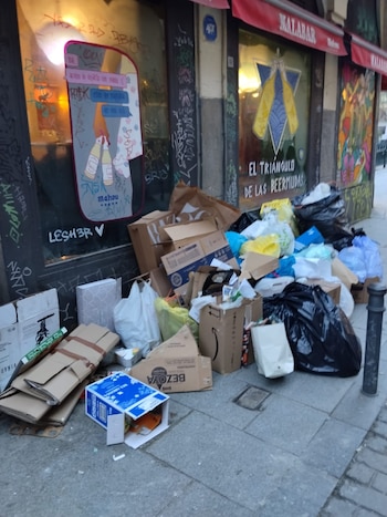 Basura acumulada en una calle
