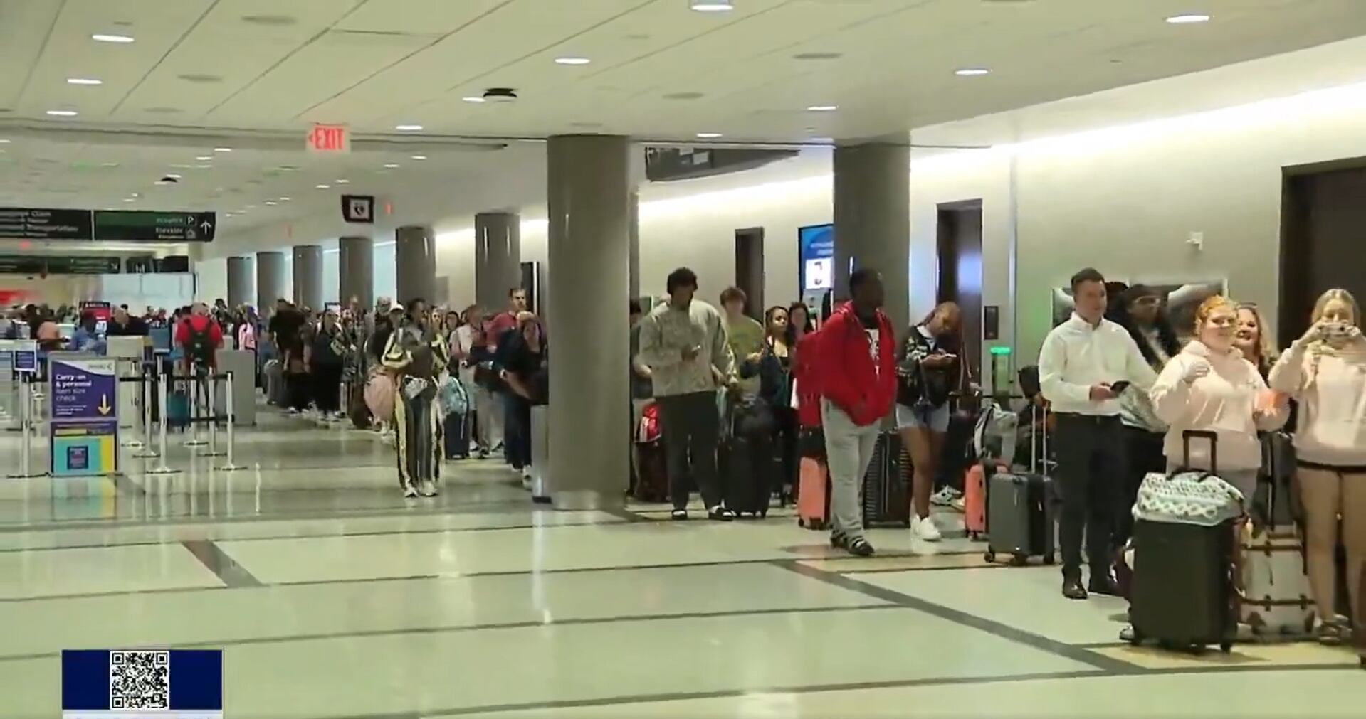El cierre parcial del gobierno federal causa filas de más de tres horas en los controles de seguridad del Aeropuerto William P. Hobby de Houston. (Captura de video)
