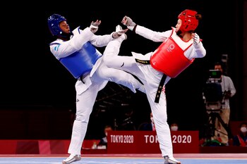 Keyla Ávila (i) de Honduras combate con Suyin Zheng de China en los octavos de final de +67kg femeninos de taekwondo durante los Juegos Olímpicos 2020, este martes en el recinto de Makuhari Messe en Tokio (Japón). EFE/José Méndez