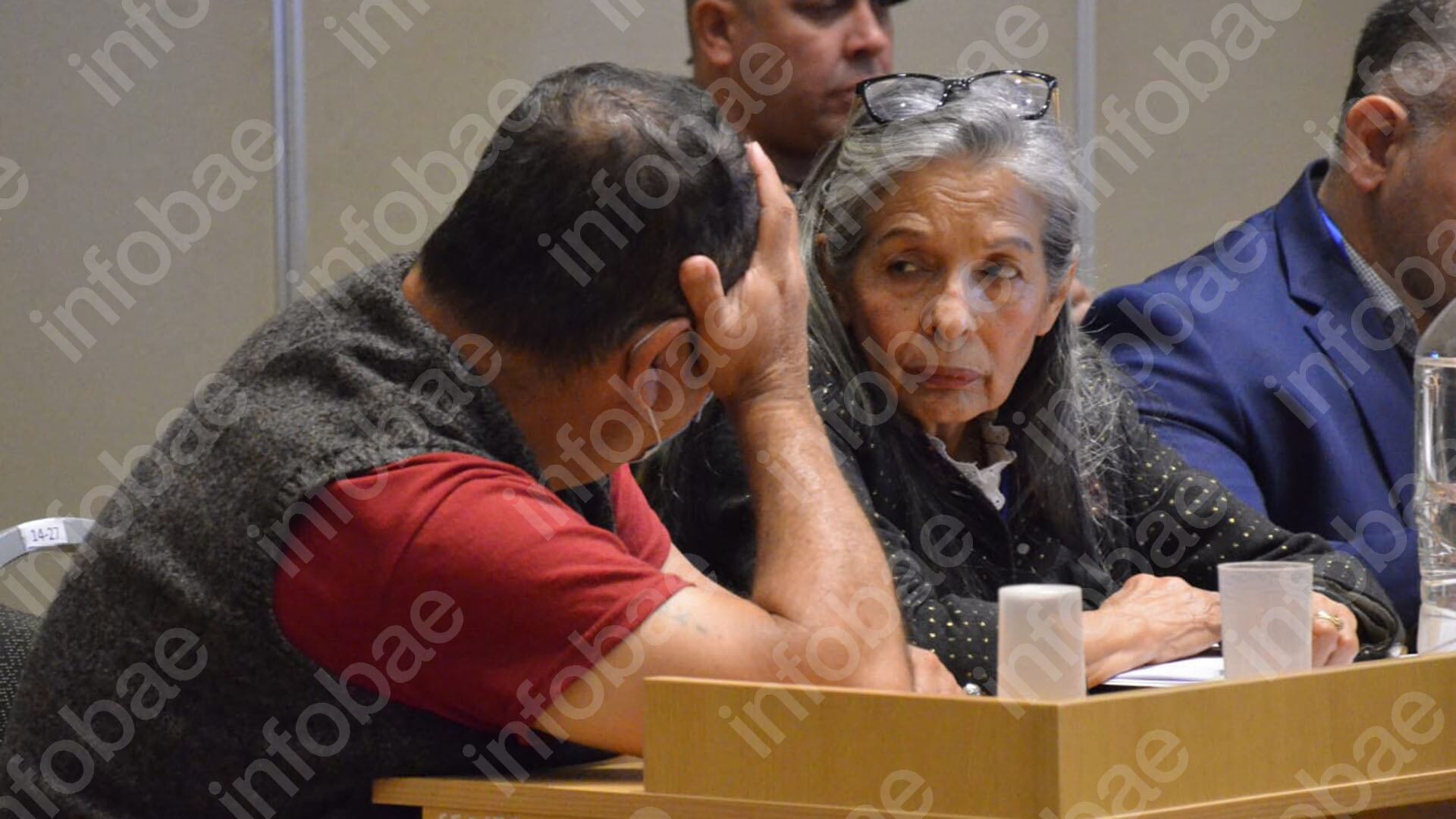 Emerenciano Sena se tapó la cara y evitó los flahes. (Edgar Aguirre)