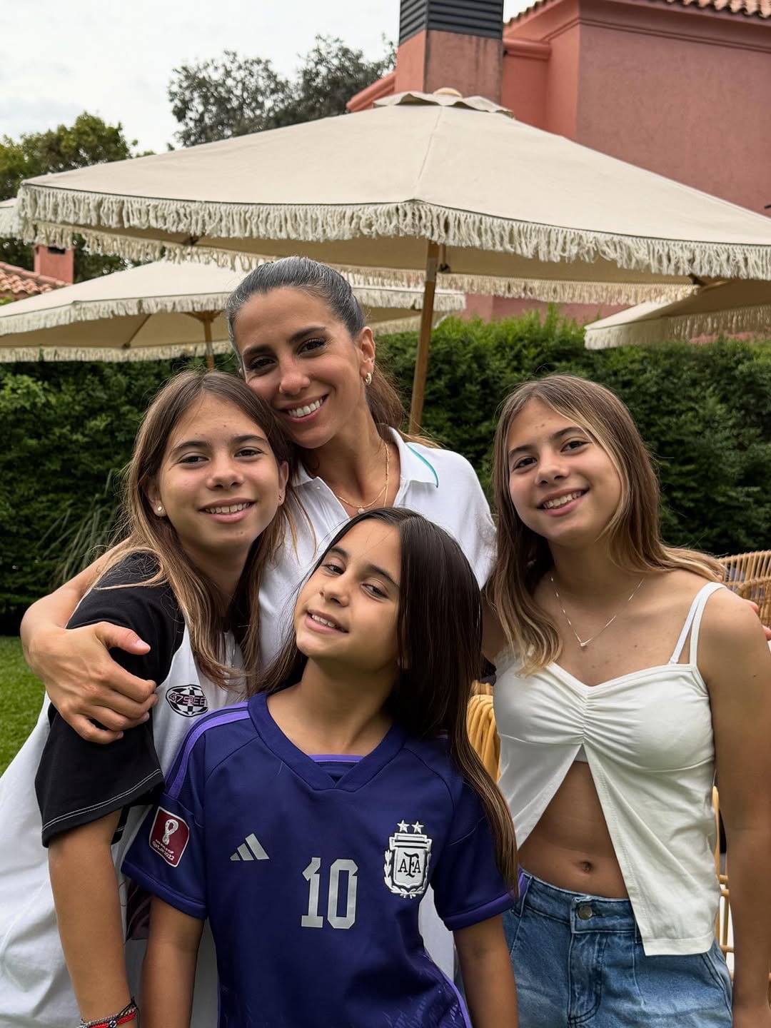 Cinthia Fernández junto a las mellizas Charis y Bella y la más chica de sus hijas, Francesca