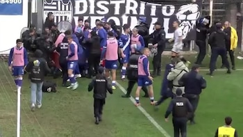 Tres rojas, caída de una camilla, golpes e intervención policial: los videos de los incidentes en una semifinal del fútbol argentino