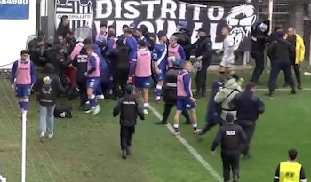 El partido entre Cipolletti y Alvarado estuvo interrumpido por cruces entre los jugadores de ambos equipos
