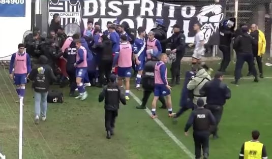 El partido entre Cipolletti y Alvarado estuvo interrumpido por cruces entre los jugadores de ambos equipos