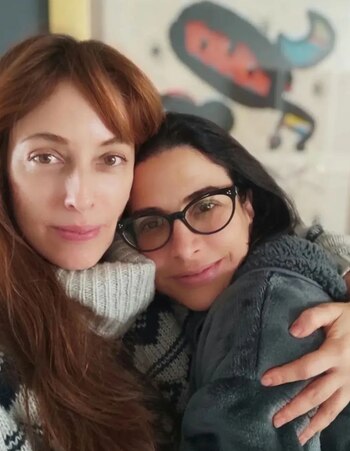 Verónica Toussaint junto a su