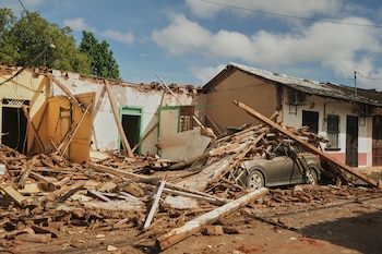 Un auto cubierto de escombros de casas dañadas por el impacto del terremoto en Villa de los Santos, Panamá. (AP/Aris Mariota)