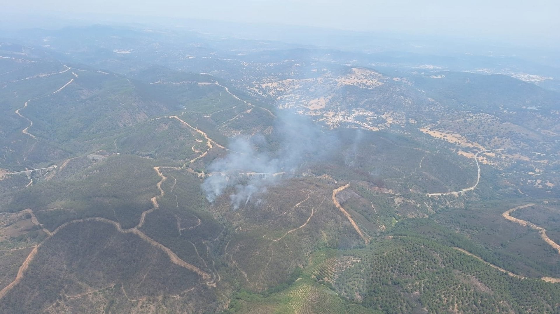 Extinguido el incendio de Almonaster que obligó a desalojar a más de 300 vecinos