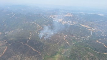 Extinguido el incendio de Almonaster que obligó a desalojar a más de 300 vecinos