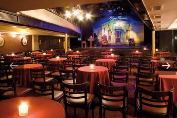 Mesas vacías y un salón