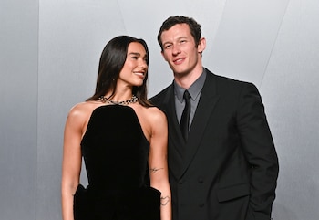 Dua Lipa y Callum Turner se comprometieron en 2025. (AP)