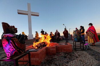 Sacerdotes aimaras celebran este domingo en Bolivia con un rito andino El Año Nuevo Andino Amazónico 5528. EFE/Martín Alipaz