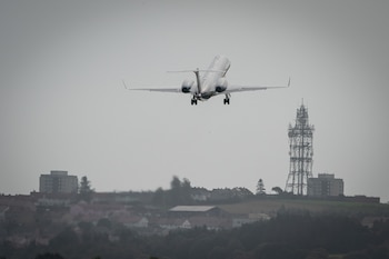 El avión que llevó a Carlos y Camila a Londres (Aaron Chown/Pool via REUTERS)