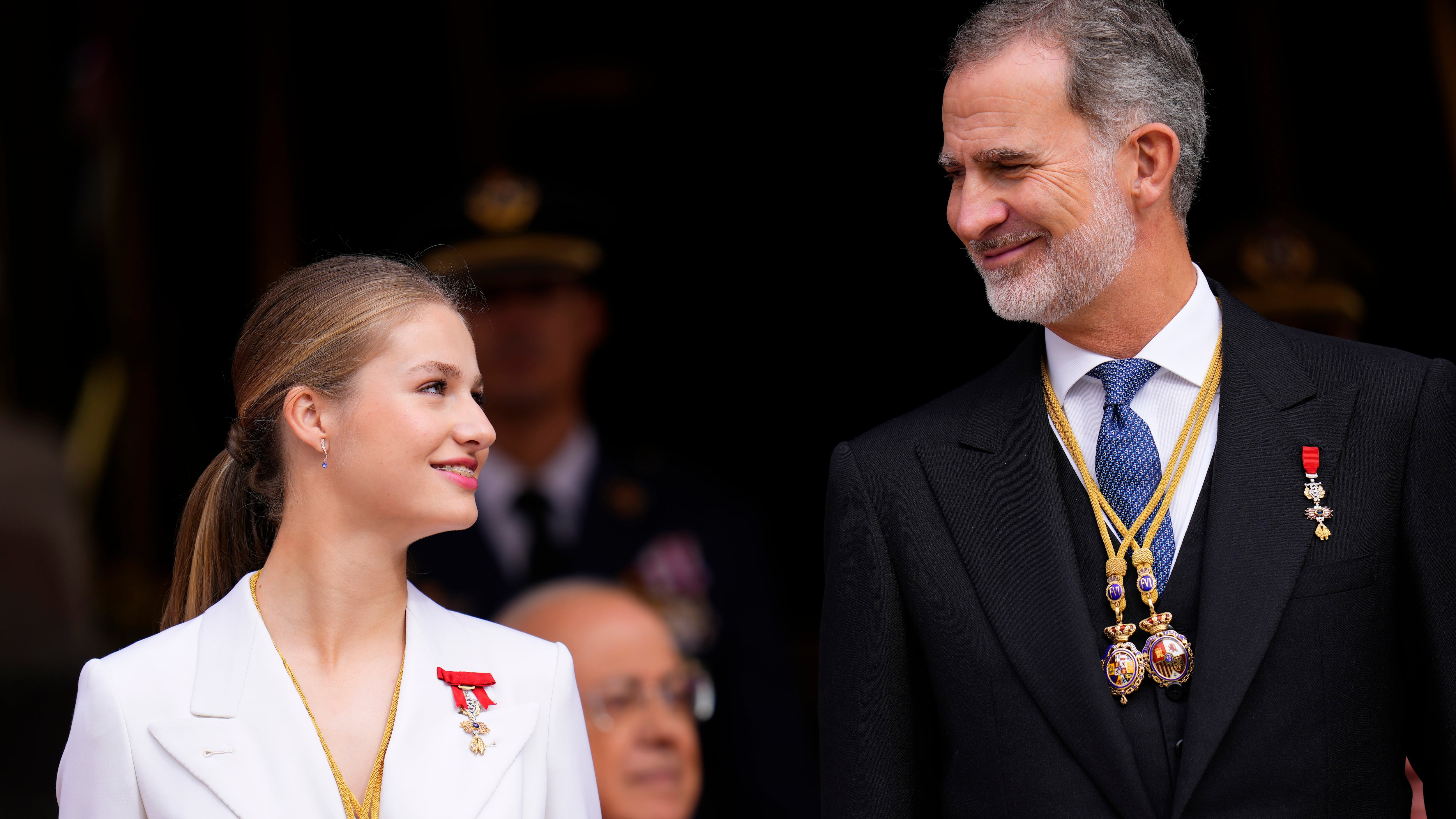La princesa Leonor mira a su padre, el rey Felipe VI, durante un desfile militar luego de que ella jurara fidelidad a la Constitución como posible futura reina de España, Madrid, martes 31 de octubre de 2023. (AP Foto/Manu Fernandez)