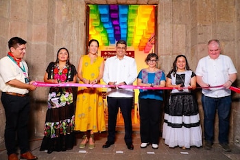 Casa Hecho en Oaxaca instala sedes en Ciudad de México y Guadalajara para exhibir, vender y promover productos y tradiciones del estado. Oaxaca promueve la Guelaguetza como atractivo turístico y plantea que la cercanía con actividades del Mundial impulse viajes hacia el estado. La sede de Casa Hecho en Oaxaca en Guadalajara se ubica en el Museo Cabañas e incluye actividades de promoción cultural y encuentros de negocios. El proyecto abre mercados para empresas y talleres con el distintivo Hecho en Oaxaca, una certificación para productos elaborados en la entidad. Oaxaca busca aprovechar la Copa Mundial de Futbol 2026 para atraer visitantes y proyectar su cultura, gastronomía, artesanía y producción local. (Cortesía Gobierno del Estado de Oaxaca)