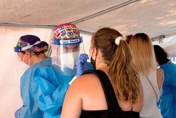 Personal sanitario realiza pruebas de