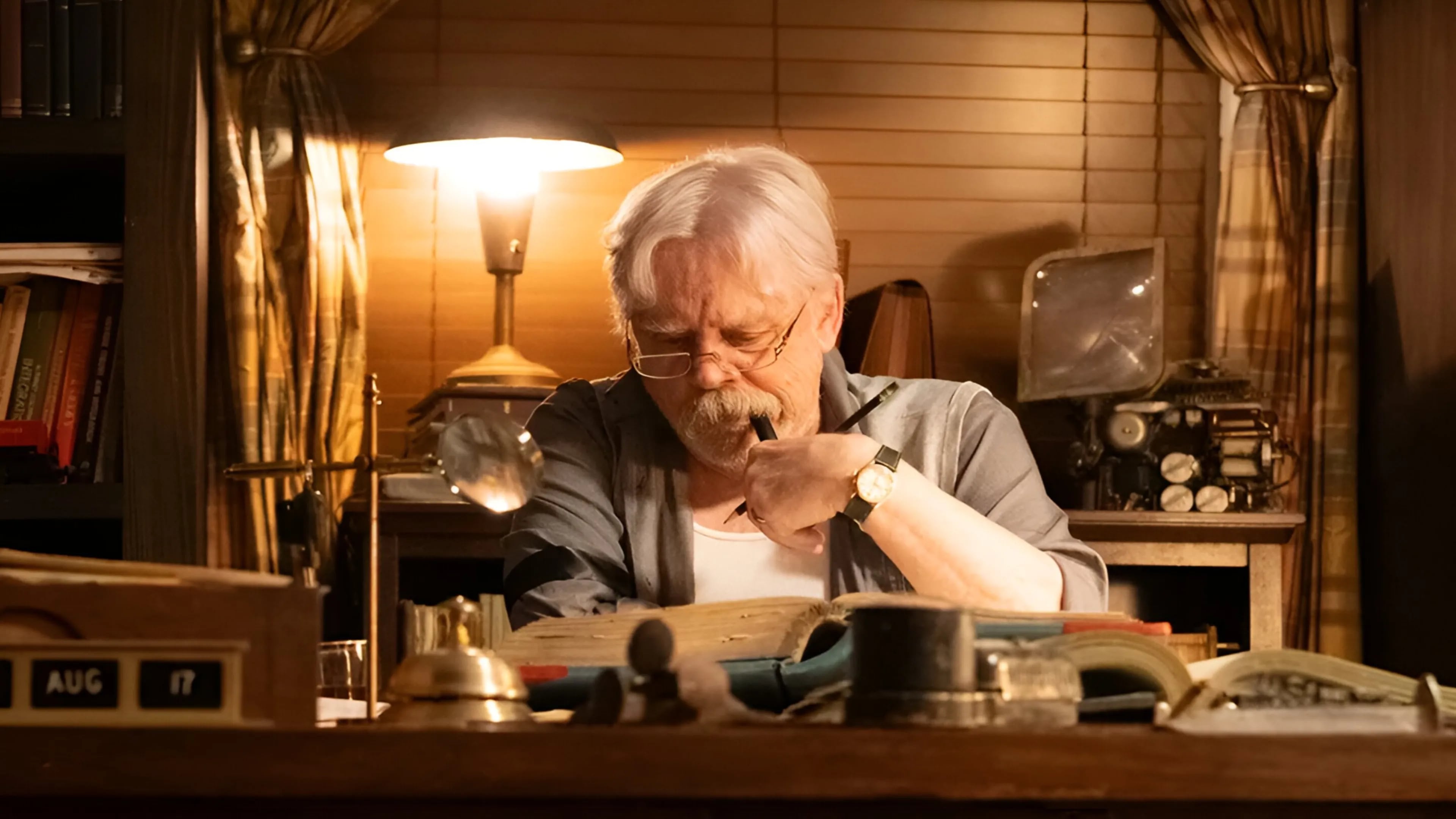 El actor comparó la caracterización de su personaje Albie Krantz con la figura de Geppetto en la versión de Disney