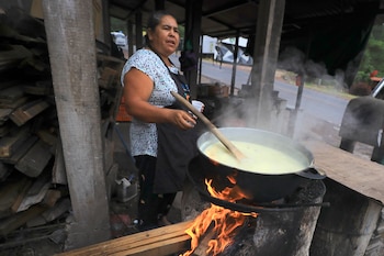 Una mujer prepara alimentos a base de maíz en la aldea Santa Elena en el municipio de Santa Lucia (Honduras). EFE/Gustavo Amador