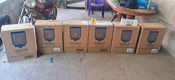 Un operativo en el cantón San Jacinto permitió el decomiso de seis cajas y dos paquetes con productos de origen ilegal. (Cortesía: FUERZA ARMADA)
