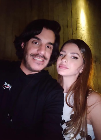 La China con su amigo