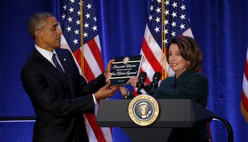 Obama junto a Nancy Pelosi en 2016 (Foto: REUTERS / Kevin Lamarque)