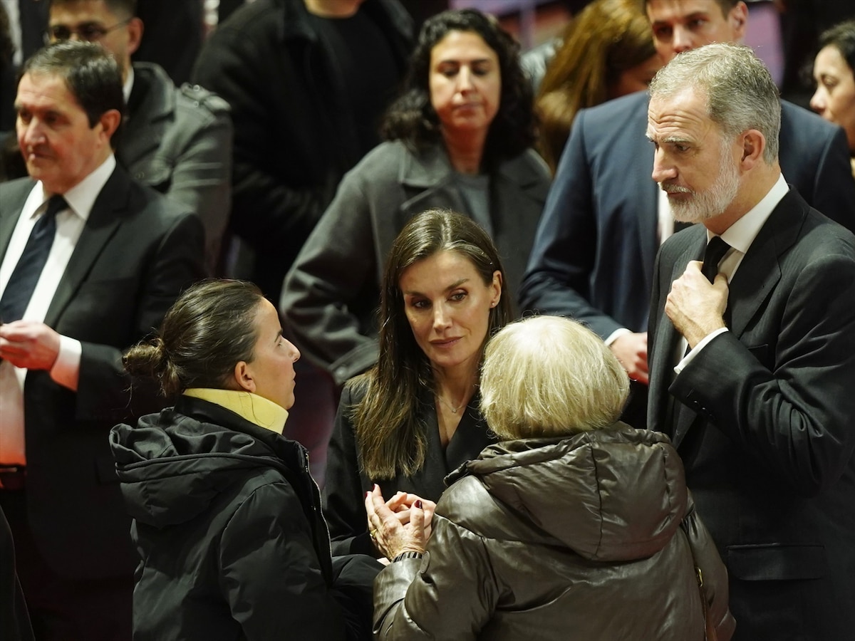 Lo que no se vio en la misa funeral a la que acudieron los reyes Felipe VI y Letizia en Huelva: gestos fuera de protocolo y un regalo inesperado - Infobae