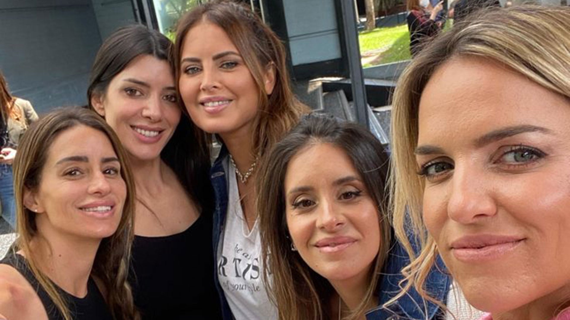 Las amigas de Silvina conservan prendas, estampitas, piedritas y el libro como recuerdos personales