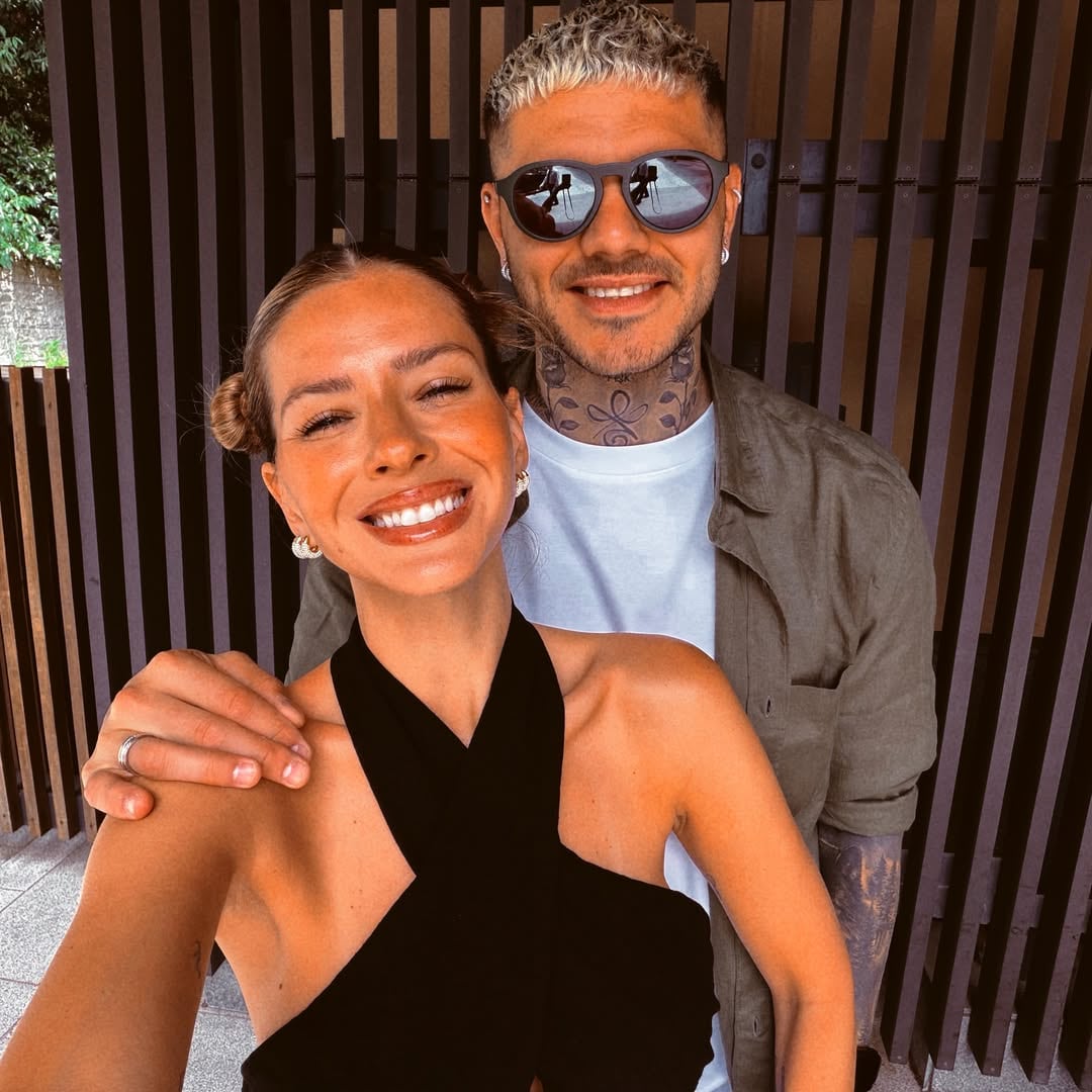 Las sonrisas de la pareja en un maravilloso viaje