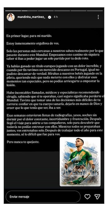 Captura de pantalla de historia de Instagram. Perfil de Mandinha Martínez, texto en español y una ilustración de Emiliano Martínez con uniforme de portero, bandera de Argentina
