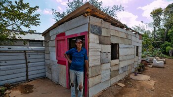 Un hombre posa para EFE