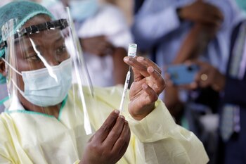 Un enfermero prepara una vocuna,