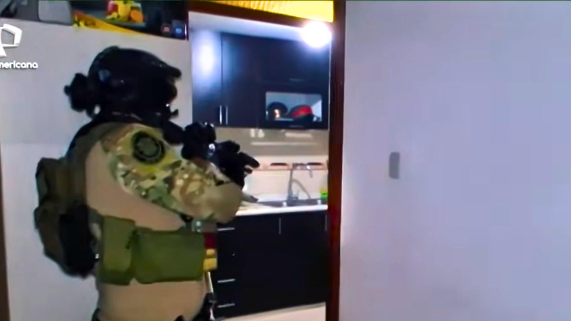 Agentes de la Policía Nacional del Perú intervienen un inmueble en Arequipa durante un operativo que permitió rescatar a dos jóvenes víctimas de trata de personas. (Captura: 24 Horas / Panamericana Televisión)