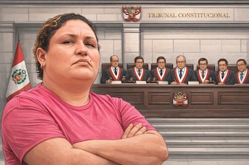 Ilustración de Abencia Meza en camiseta rosa y brazos cruzados, con mirada seria, frente al Tribunal Constitucional de Perú y siete jueces en el estrado.