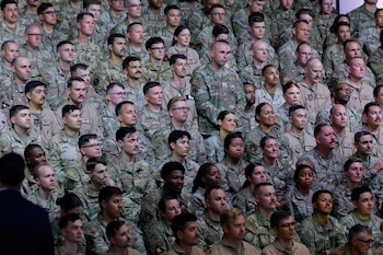 Tropas estadounidenses se reúnen para escuchar el discurso del presidente Donald Trump (no aparece en la imagen) durante una visita a la base aérea de Al Udeid en Doha, Qatar, el 15 de mayo de 2025
REUTERS/Brian Snyder
