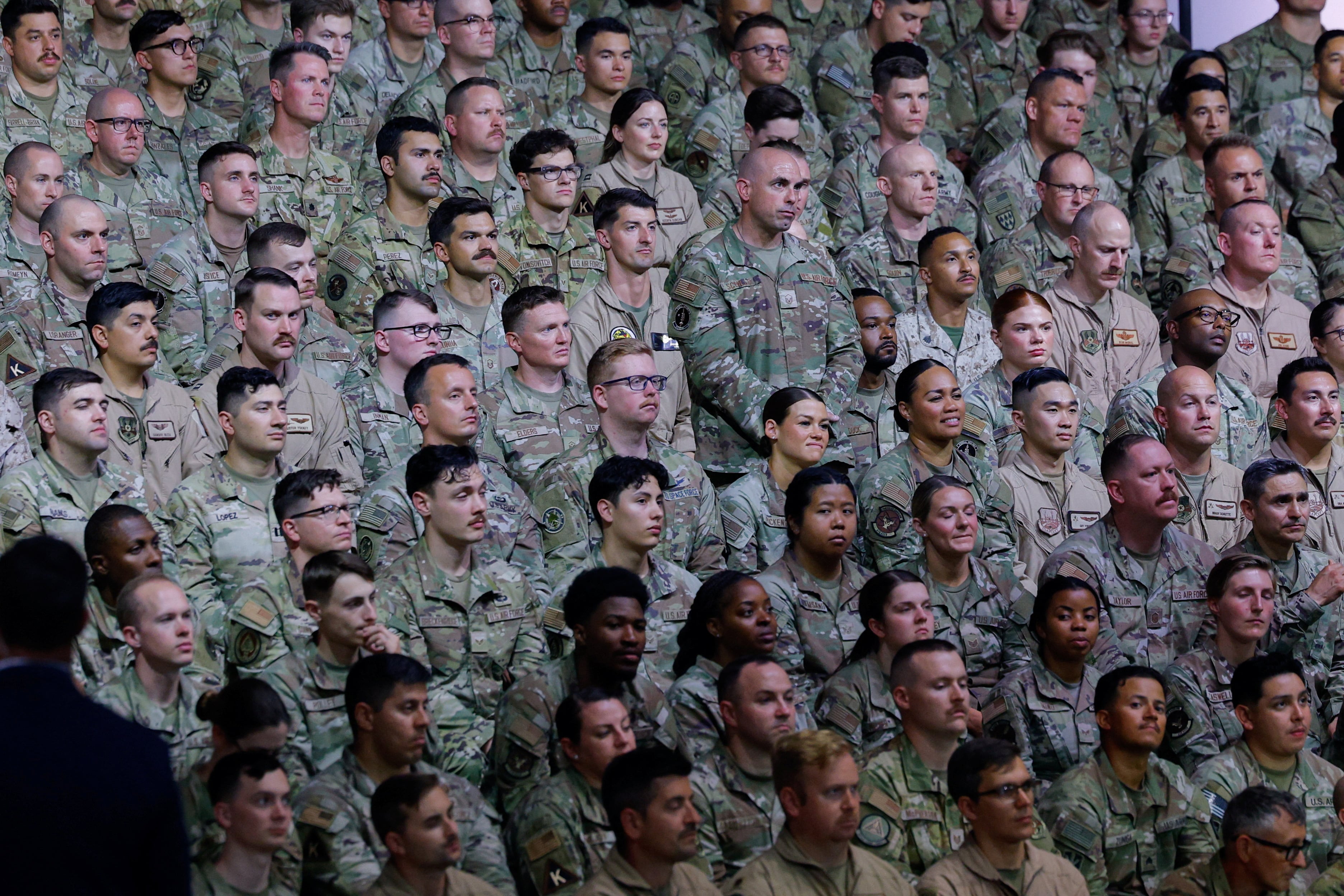 Tropas estadounidenses se reúnen para escuchar el discurso del presidente Donald Trump (no aparece en la imagen) durante una visita a la base aérea de Al Udeid en Doha, Qatar, el 15 de mayo de 2025
REUTERS/Brian Snyder